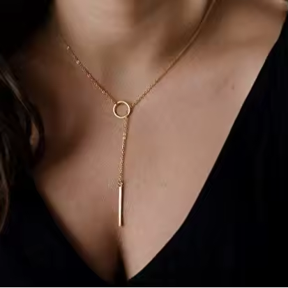 Simplicité dorée, élégance affirmée.