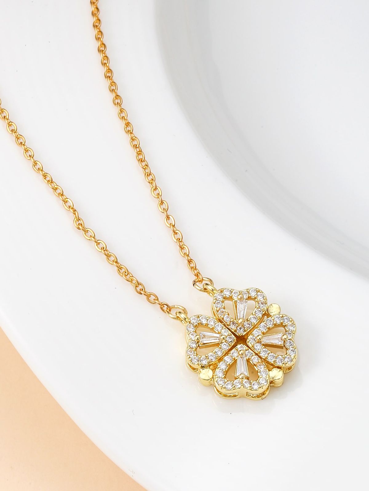 đ Collier âChance DorĂ©eâ â LâĂ©lĂ©gance qui attire la fortune