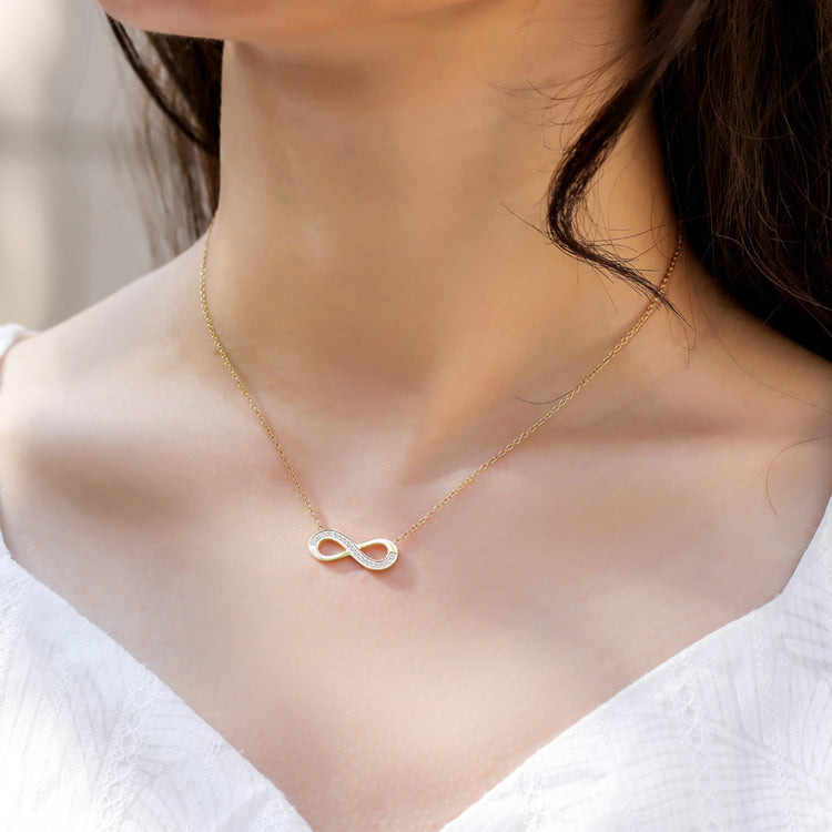 ♾️ Collier “Éternité Dorée” – L’élégance sans fin
