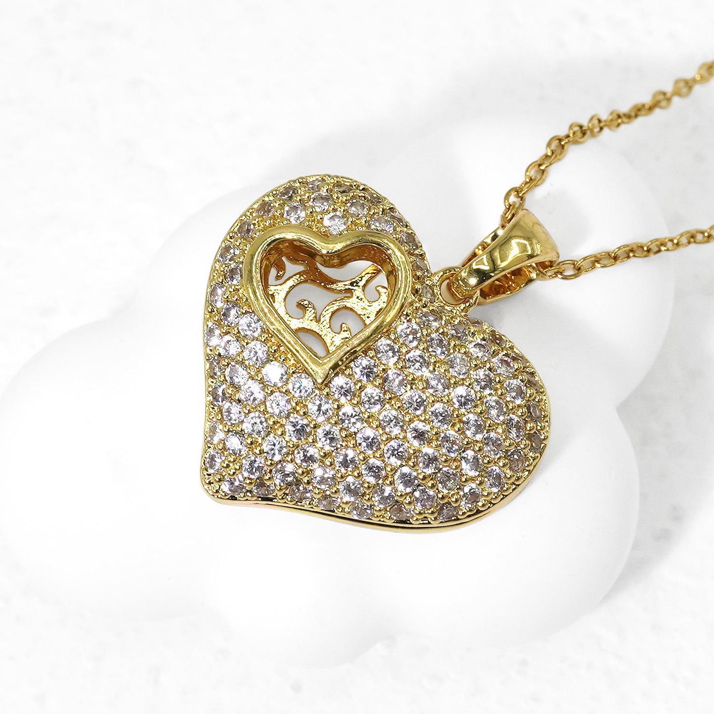 💖 Collier “Cœur Éternel” – L’amour en éclat doré