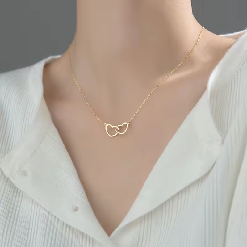 Deux cœurs entrelacés, symbole universel d’amour, d’unité et de complicité.