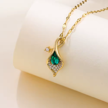 Nouveau collier pédant à fleur de lys Calla incrusté de zircon vert en acier inoxydable plaqué or 18 carats à la mode pour femmes fille