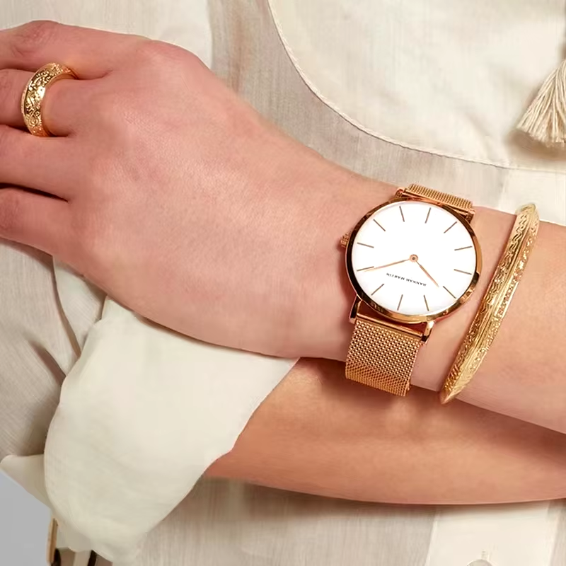 Élégance dorée, minimalisme affirmé