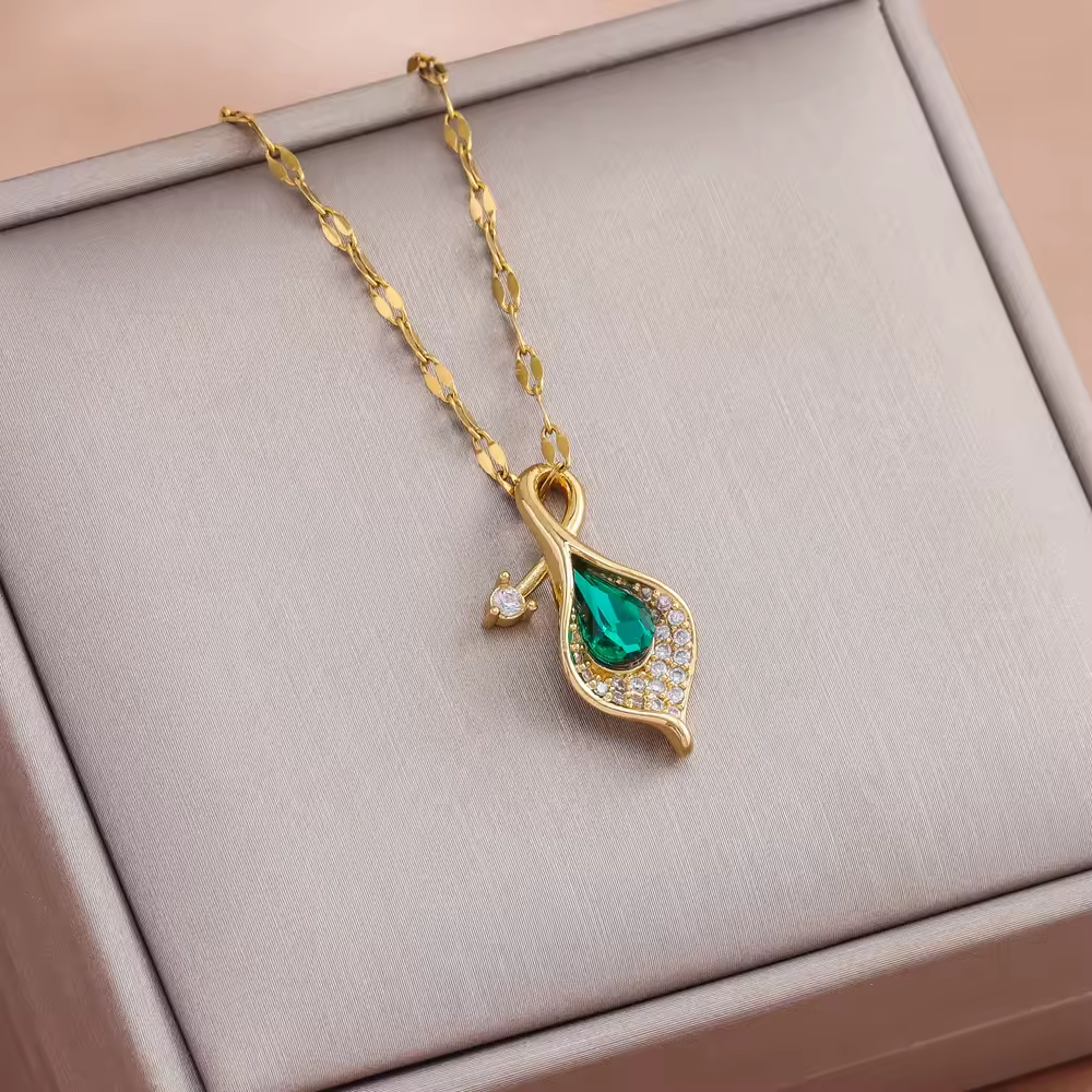 Nouveau collier pédant à fleur de lys Calla incrusté de zircon vert en acier inoxydable plaqué or 18 carats à la mode pour femmes fille