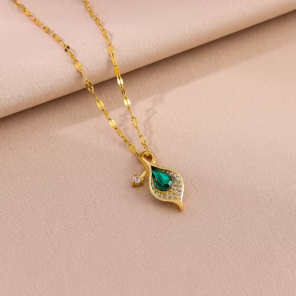 Nouveau collier pédant à fleur de lys Calla incrusté de zircon vert en acier inoxydable plaqué or 18 carats à la mode pour femmes fille