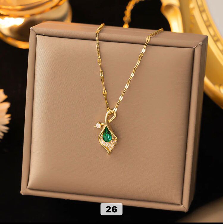 Nouveau collier pédant à fleur de lys Calla incrusté de zircon vert en acier inoxydable plaqué or 18 carats à la mode pour femmes fille