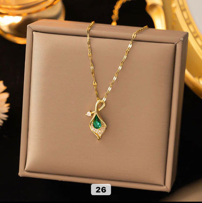 Nouveau collier pédant à fleur de lys Calla incrusté de zircon vert en acier inoxydable plaqué or 18 carats à la mode pour femmes fille
