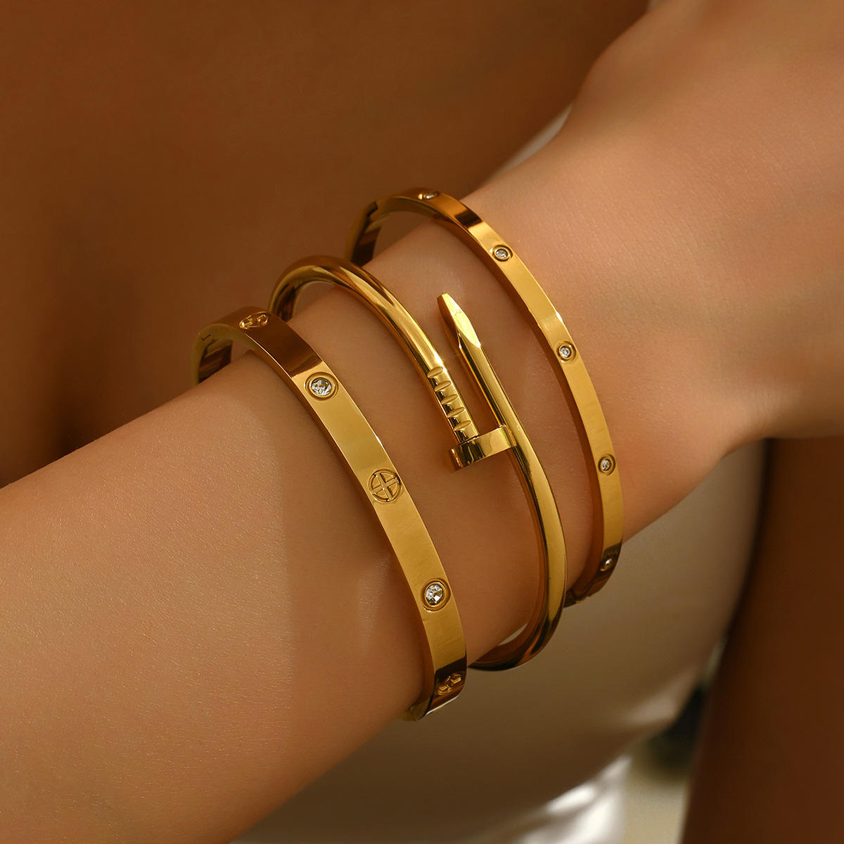 Bracelet Clou en Acier Inoxydable – Audace et Élégance Réunies