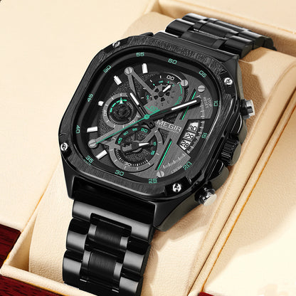 Un design carré. Une précision chronométrique. Une présence qui marque.