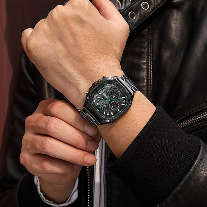 Un design carré. Une précision chronométrique. Une présence qui marque.