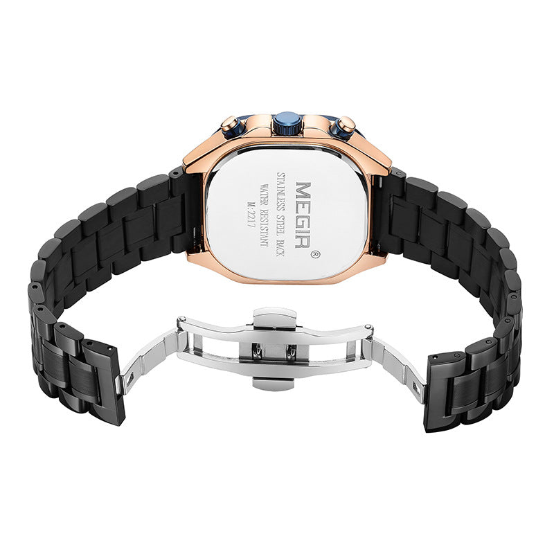 Un design carré. Une précision chronométrique. Une présence qui marque.