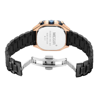 Un design carré. Une précision chronométrique. Une présence qui marque.