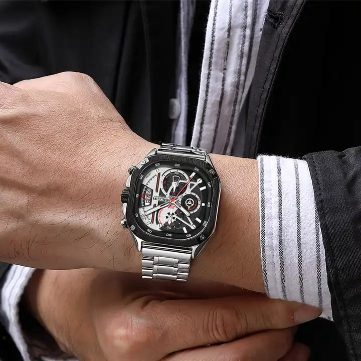 Un design carré. Une précision chronométrique. Une présence qui marque.