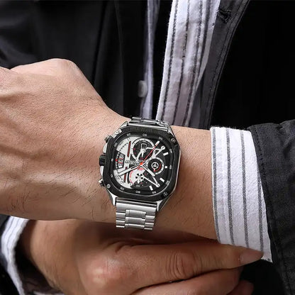 Un design carré. Une précision chronométrique. Une présence qui marque.