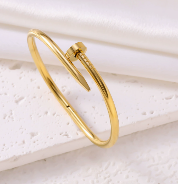 Bracelet Clou en Acier Inoxydable – Audace et Élégance Réunies