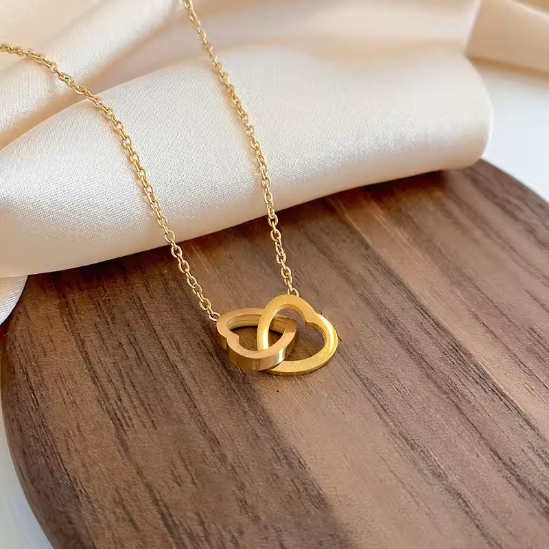 Deux cœurs entrelacés, symbole universel d’amour, d’unité et de complicité.