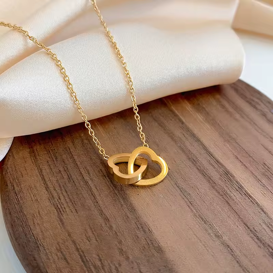 Deux cœurs entrelacés, symbole universel d’amour, d’unité et de complicité.