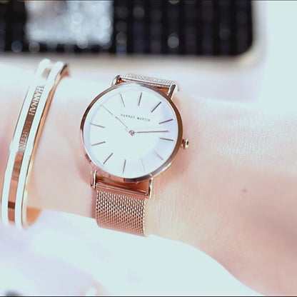 Élégance dorée, minimalisme affirmé